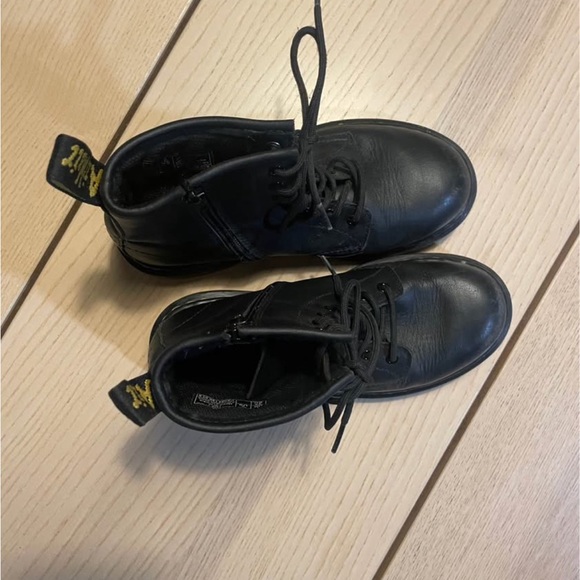 Dr. Martens Kids Black Lace-Up Boots - Picture 7 of 8